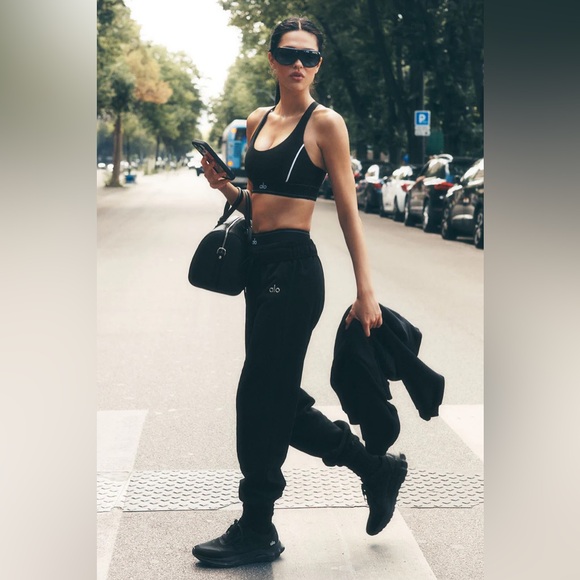 ALO Yoga Accolade Hoodie Sweat Matching Set in Black - Picture 3 of 15